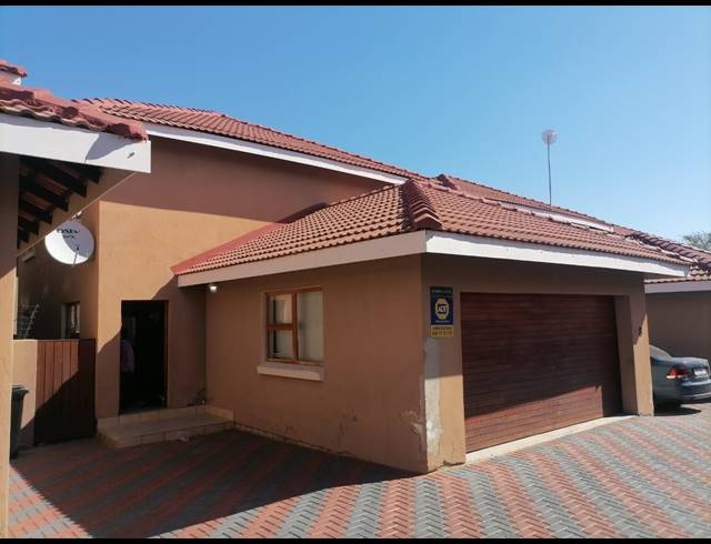 3 BEDROOM TOWNHOUSE FOR SALE IN CASA ACACIA